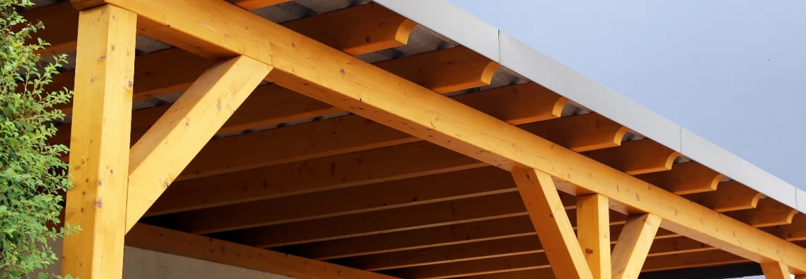 Holzkonstruktion eines Carports